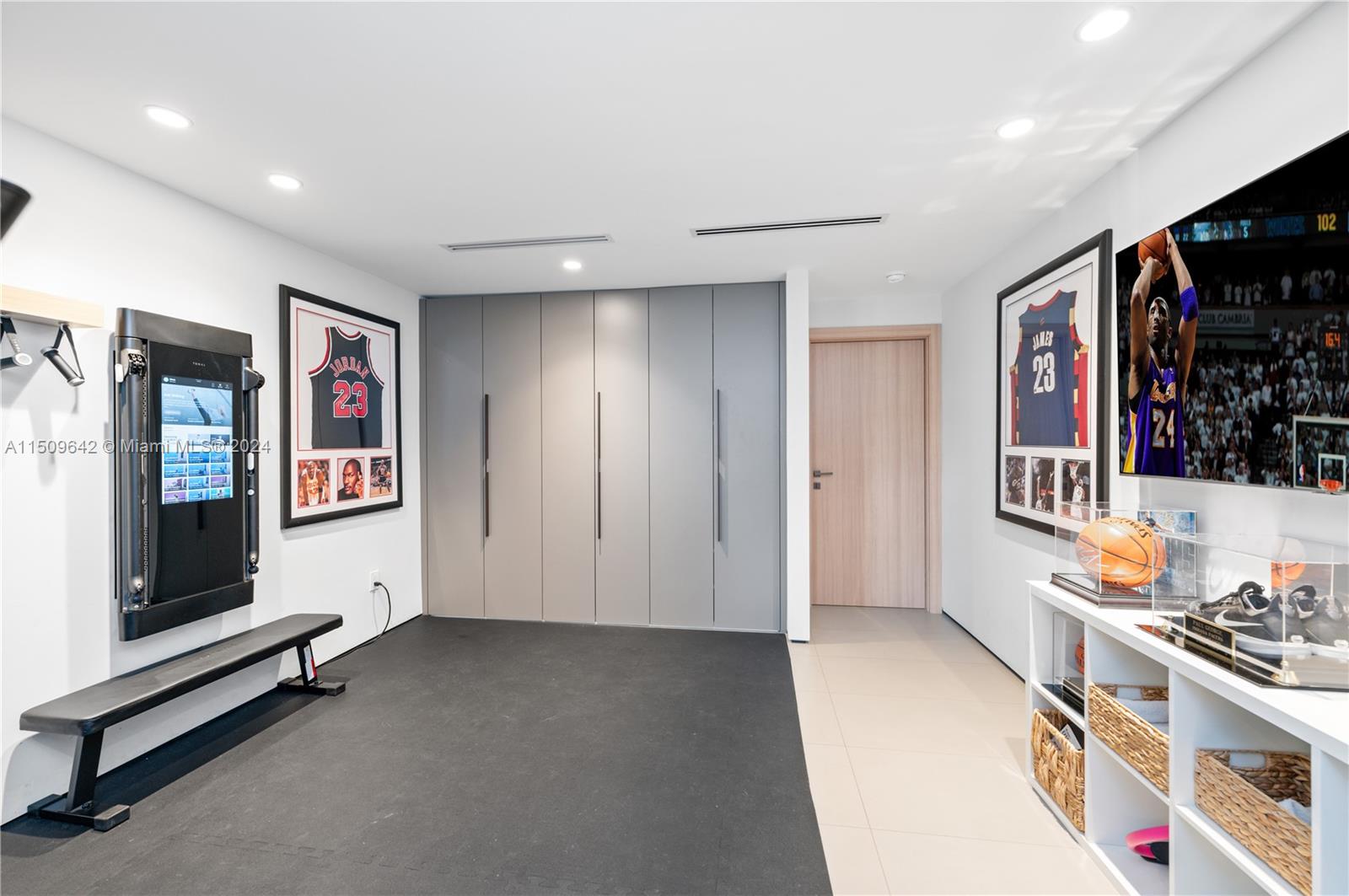 16020 Troon Cir, Miami Lakes, FL, 33014 United States, 5 Bedrooms Bedrooms, ,5 BathroomsBathrooms,Residential,For Sale,Troon Cir,A11509642