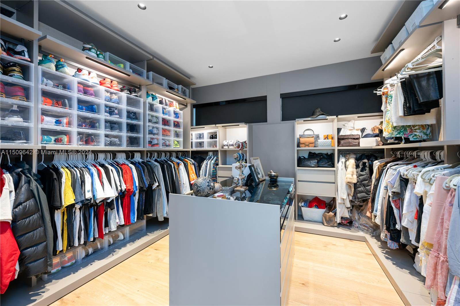 16020 Troon Cir, Miami Lakes, FL, 33014 United States, 5 Bedrooms Bedrooms, ,5 BathroomsBathrooms,Residential,For Sale,Troon Cir,A11509642