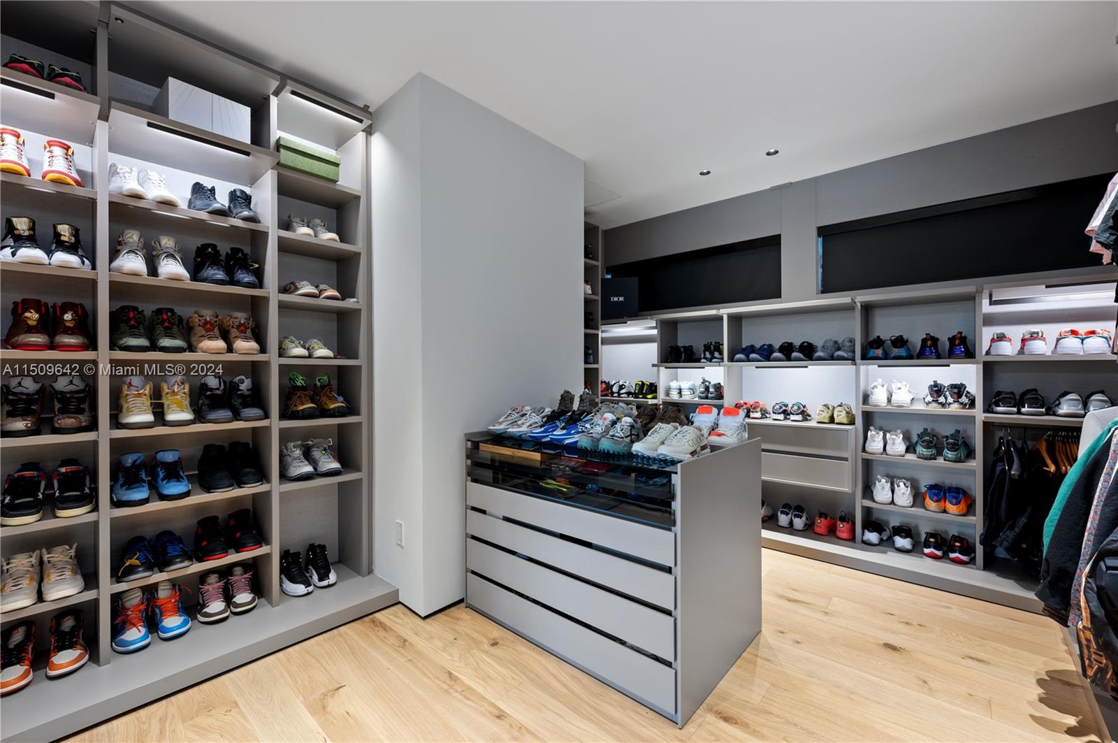 16020 Troon Cir, Miami Lakes, FL, 33014 United States, 5 Bedrooms Bedrooms, ,5 BathroomsBathrooms,Residential,For Sale,Troon Cir,A11509642