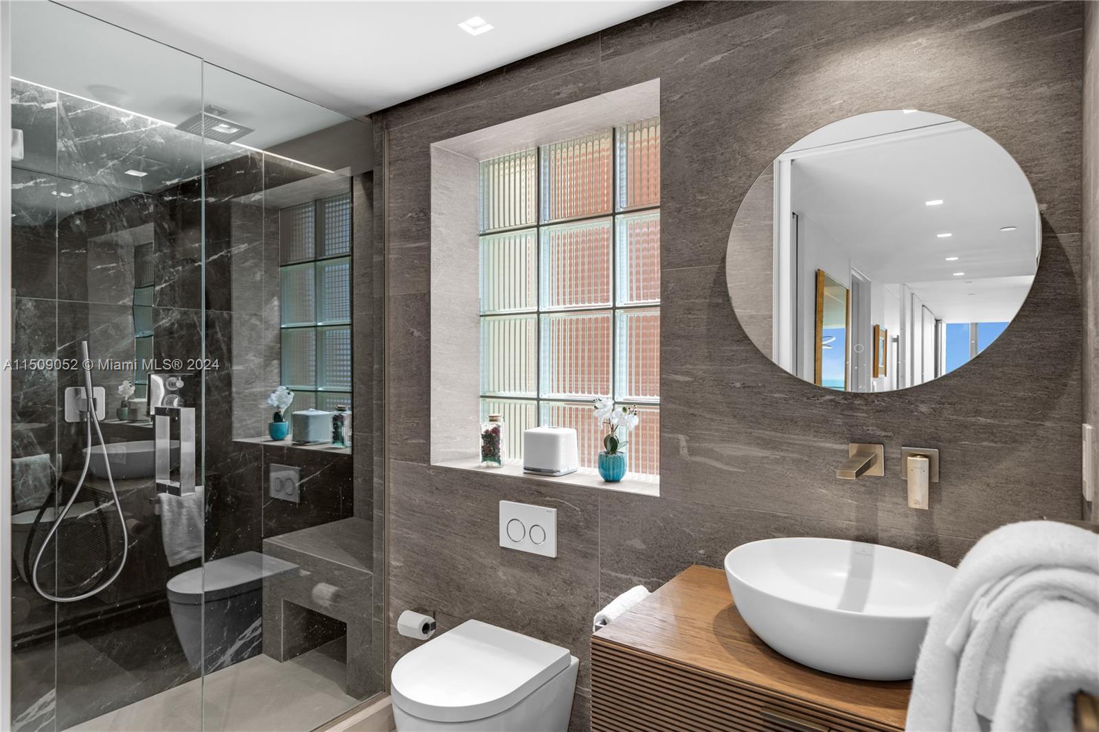 Miami Beach, Florida 33139, 2 Bedrooms Bedrooms, ,2 BathroomsBathrooms,Residentiallease,For Rent,A11509052