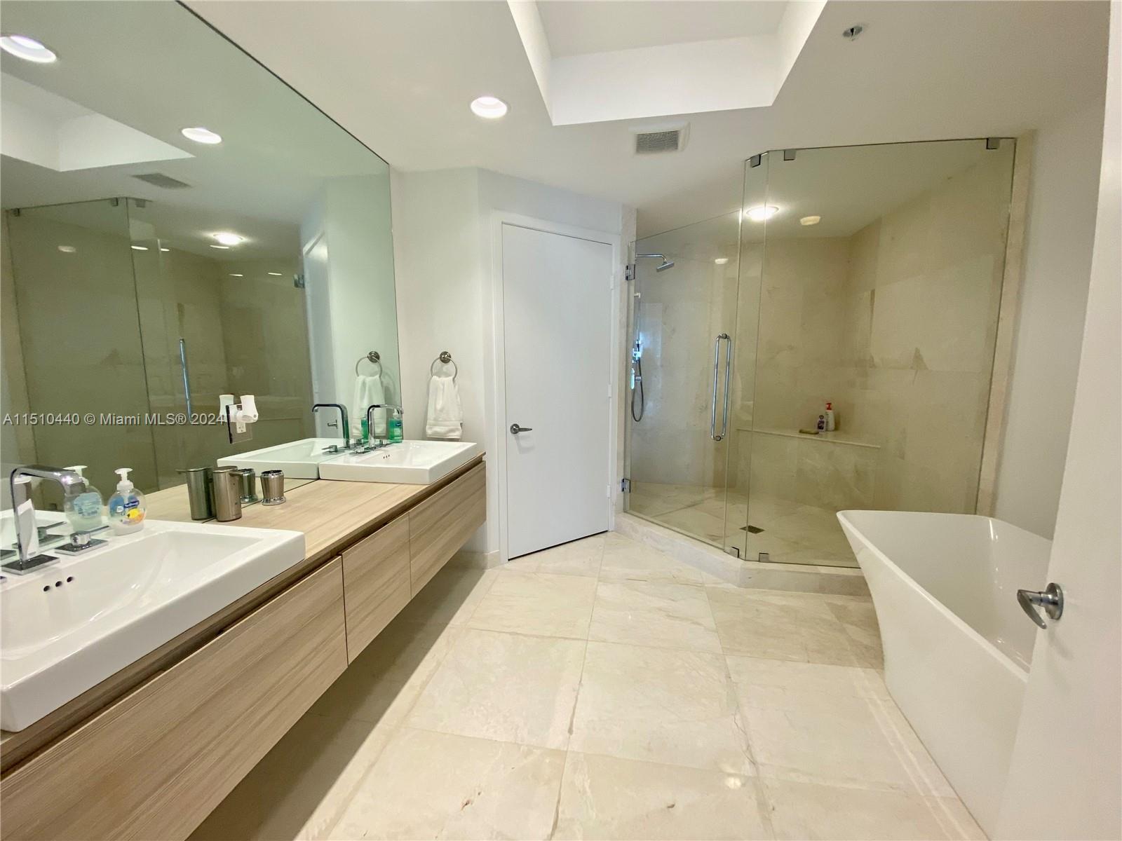 17111 Biscayne Blvd 2109, North Miami Beach, Florida 33160, 3 Bedrooms Bedrooms, ,3 BathroomsBathrooms,Residential,For Sale,17111 Biscayne Blvd 2109,A11510440