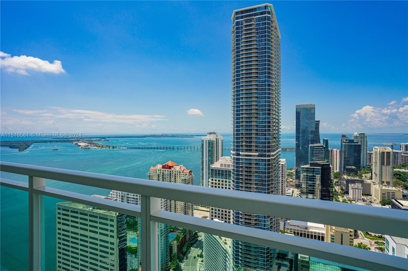 BEAUTIFUL 2BEDS/2BATHS WITH WATER VIEW IN THE HEART OF BRICKELL, HIGHT CEILING, BEST LOCATION, CLOSE TO MARY BRICKELL VILLAGE, DOWN TOWN MIAMI AND MORE, WHITE PORCELAIN FLOOR, EASY TO SHOW