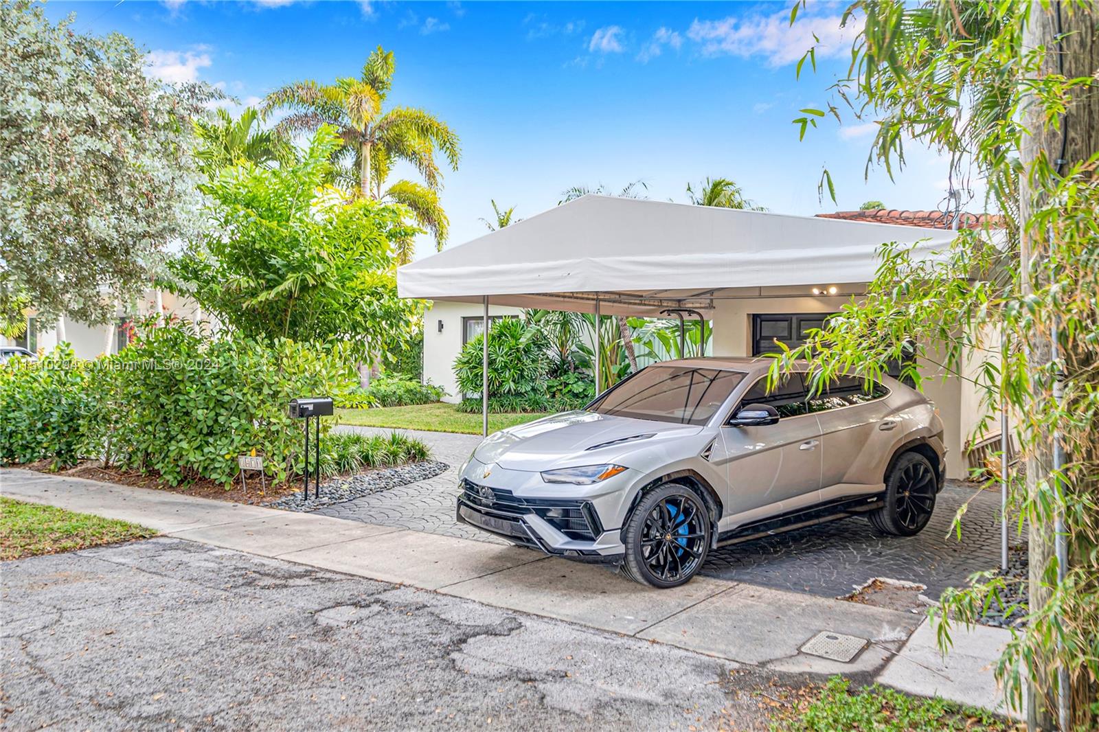 1470 Cleveland Rd, Miami Beach, FL, 33141 United States, 4 Bedrooms Bedrooms, ,3 BathroomsBathrooms,Residential,For Sale,Cleveland Rd,A11510294