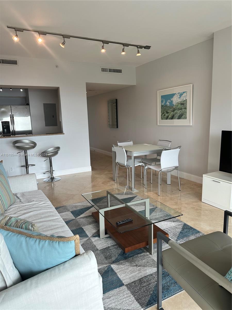 Featuring modern design, ample natural light, and stuning water views. Open-concept living space, fullu equiped kitchen, and spacious bedroom with en suite-bathroom. Enjoy luxury ameties, including rpool, fitness center, and convinient access to Brickell's vibrant lifestyle.