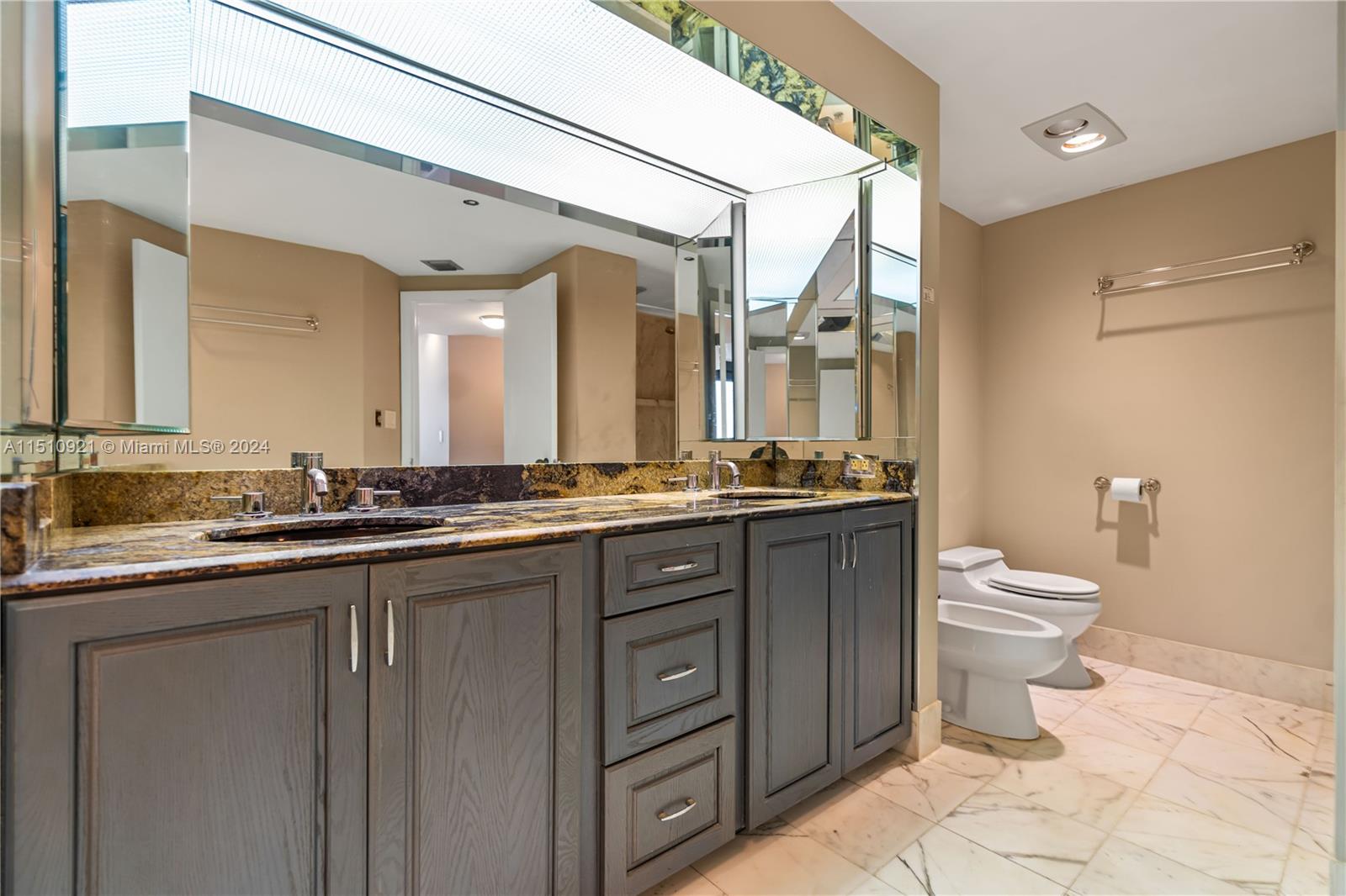20191 Country Club Dr, Aventura, FL, 33180 United States, 2 Bedrooms Bedrooms, ,2 BathroomsBathrooms,Residential,For Sale,Country Club Dr,A11510921