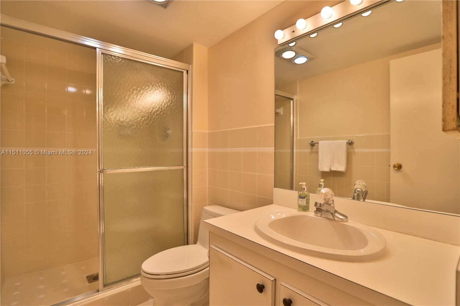 100 Bayview Dr, Sunny Isles Beach, FL, 33160 United States, 2 Bedrooms Bedrooms, ,2 BathroomsBathrooms,Residential,For Sale,Bayview Dr,A11511055