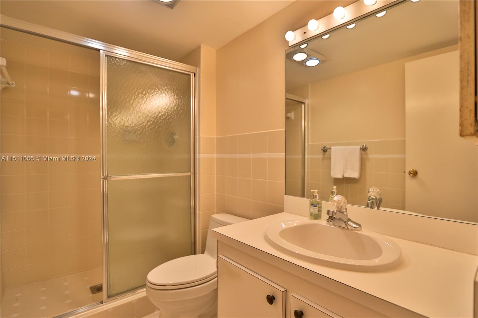 100 Bayview Dr, Sunny Isles Beach, FL, 33160 United States, 2 Bedrooms Bedrooms, ,2 BathroomsBathrooms,Residential,For Sale,Bayview Dr,A11511055