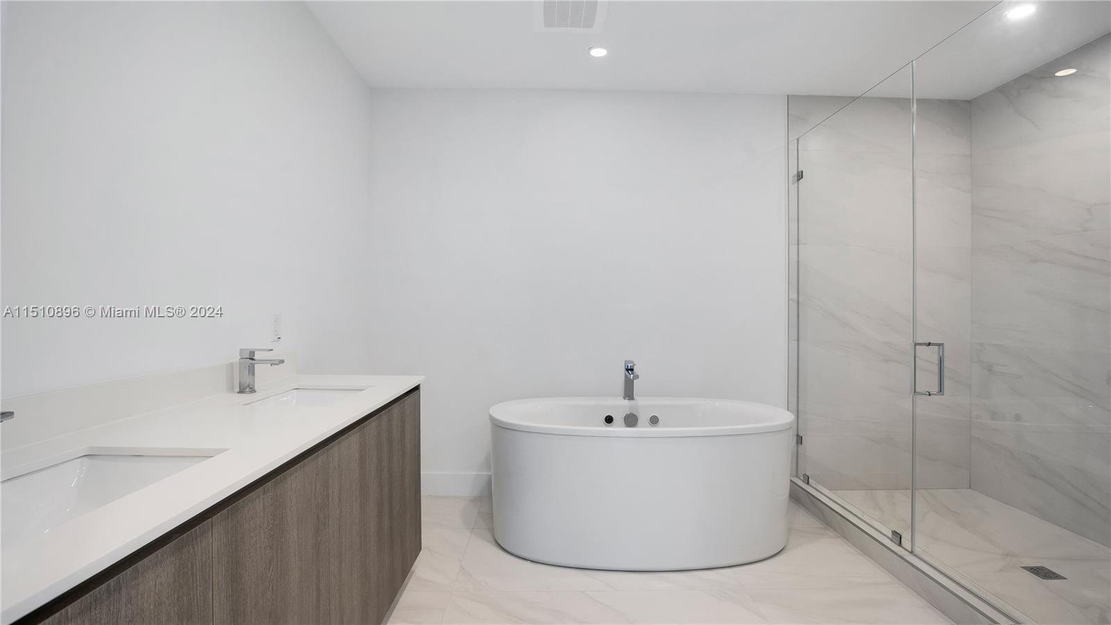 17550 Collins Ave, Sunny Isles Beach, FL, 33160 United States, 3 Bedrooms Bedrooms, ,3 BathroomsBathrooms,Residential,For Sale,Collins Ave,A11510896