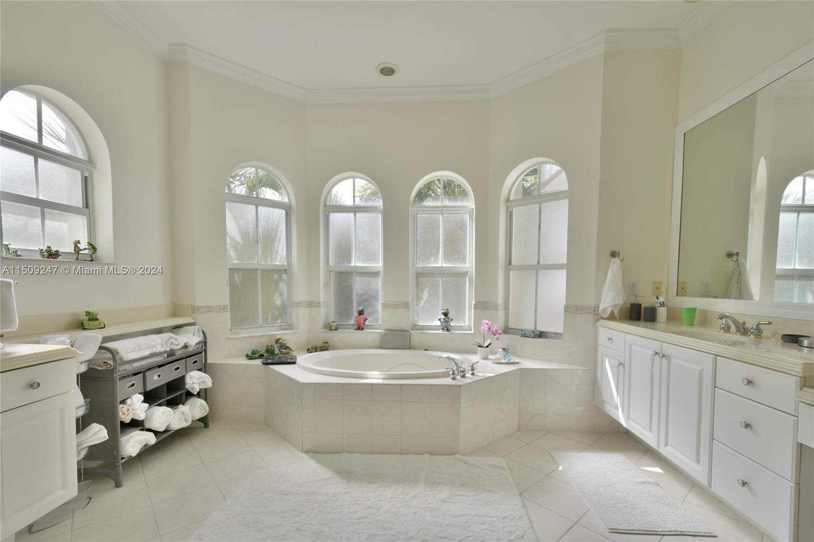 MASTER SUITE BATH