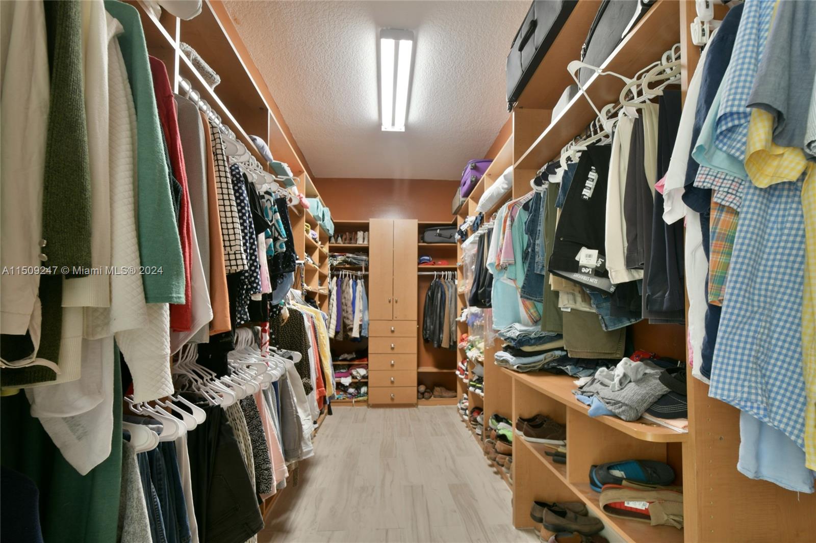 WALKING CLOSET