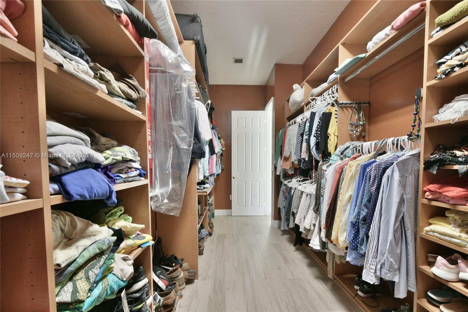 WALKING MASTER  CLOSET