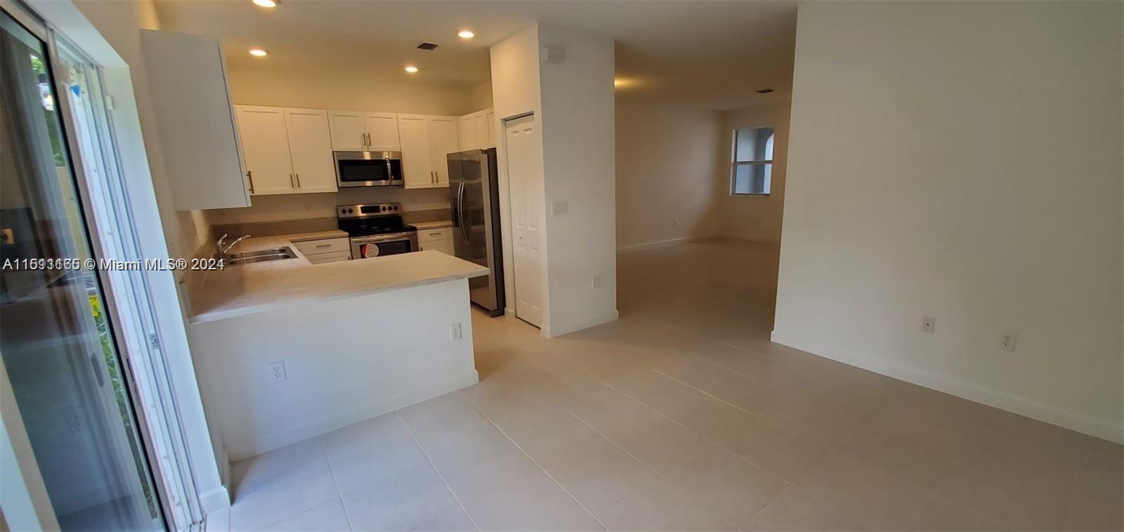 1211 SE 27th Ter, Homestead, Florida 33035, 3 Bedrooms Bedrooms, ,2 BathroomsBathrooms,Residentiallease,For Rent,1211 SE 27th Ter,A11511165