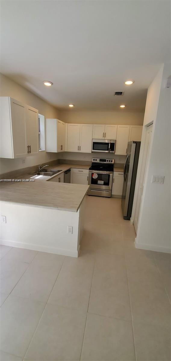 1211 SE 27th Ter, Homestead, Florida 33035, 3 Bedrooms Bedrooms, ,2 BathroomsBathrooms,Residentiallease,For Rent,1211 SE 27th Ter,A11511165