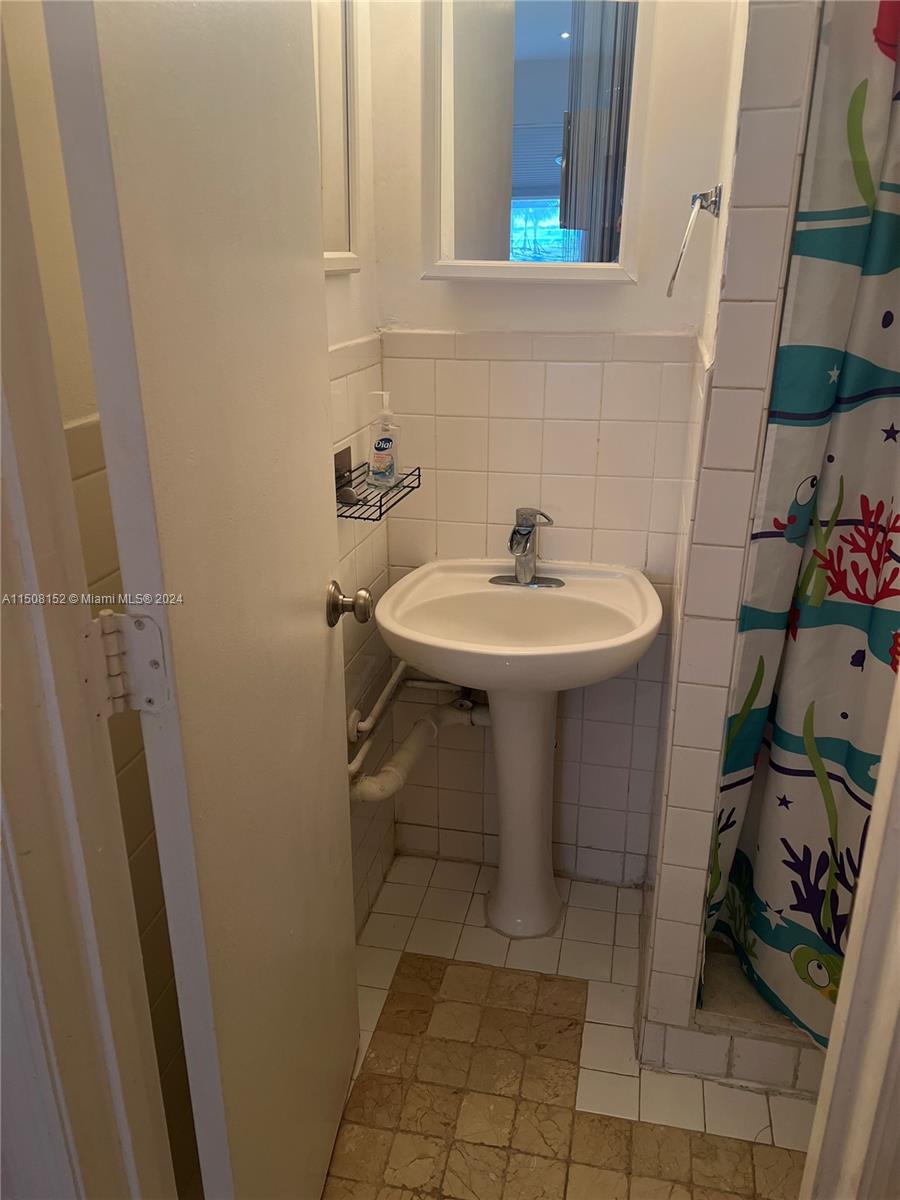 Miami Beach, Florida 33140, ,1 BathroomBathrooms,Residentiallease,For Rent,A11508152