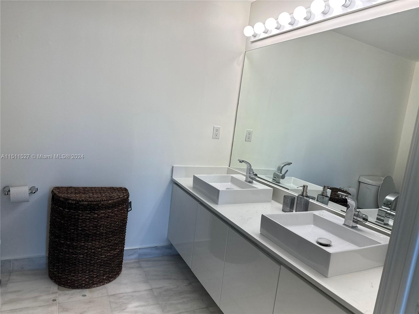 601 NE 36th St 1009, Miami, Florida 33137, 2 Bedrooms Bedrooms, ,2 BathroomsBathrooms,Residentiallease,For Rent,601 NE 36th St 1009,A11511527