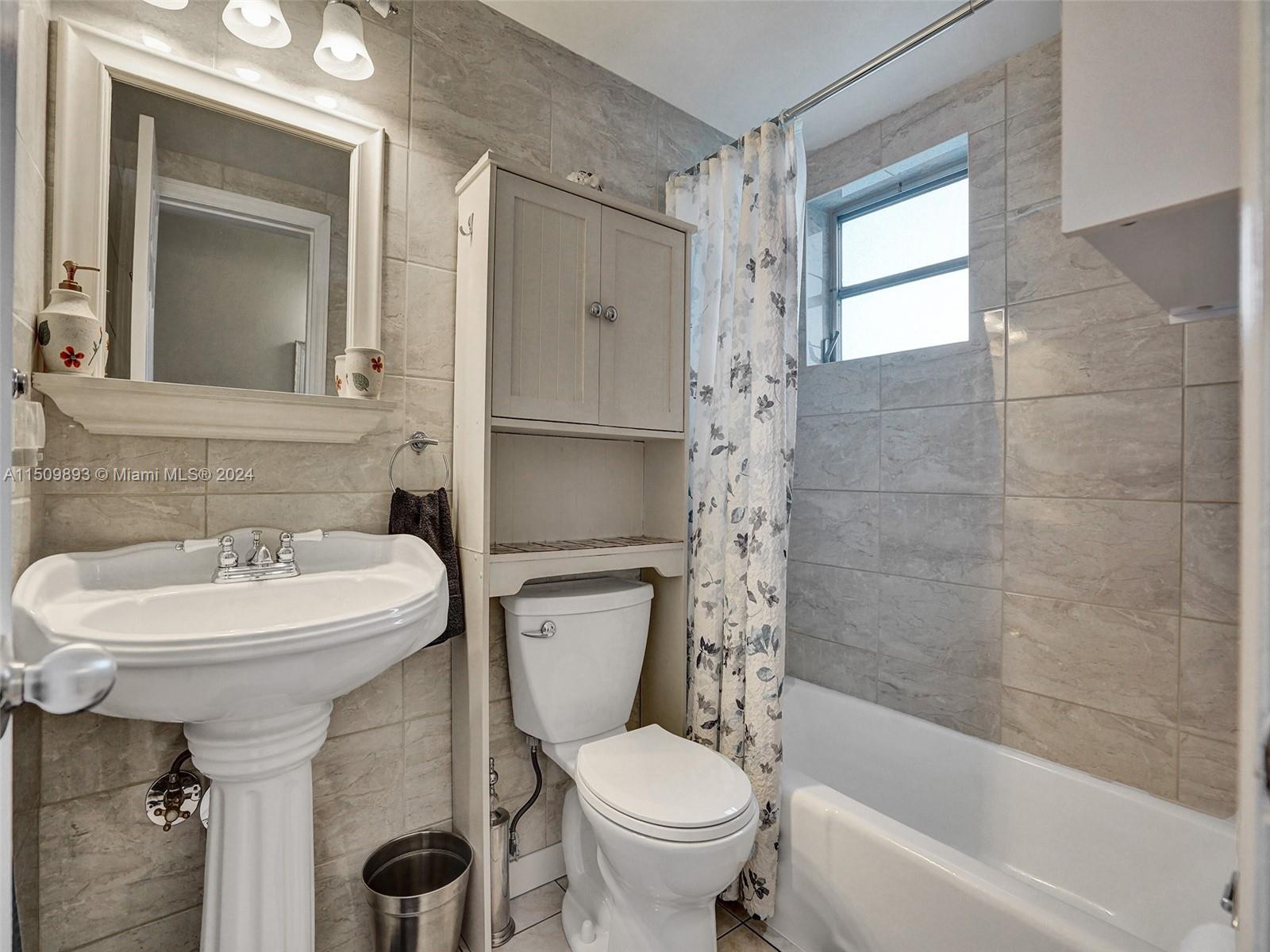 16901 NE 13th Ave 110, Miami, Florida 33162, 1 Bedroom Bedrooms, ,1 BathroomBathrooms,Residential,For Sale,16901 NE 13th Ave 110,A11509893