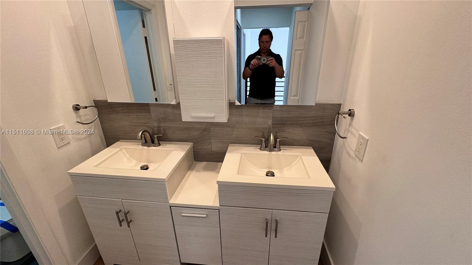 370 City View Dr, Fort Lauderdale, FL, 33311 United States, 3 Bedrooms Bedrooms, ,2 BathroomsBathrooms,Residential,For Sale,City View Dr,A11511608