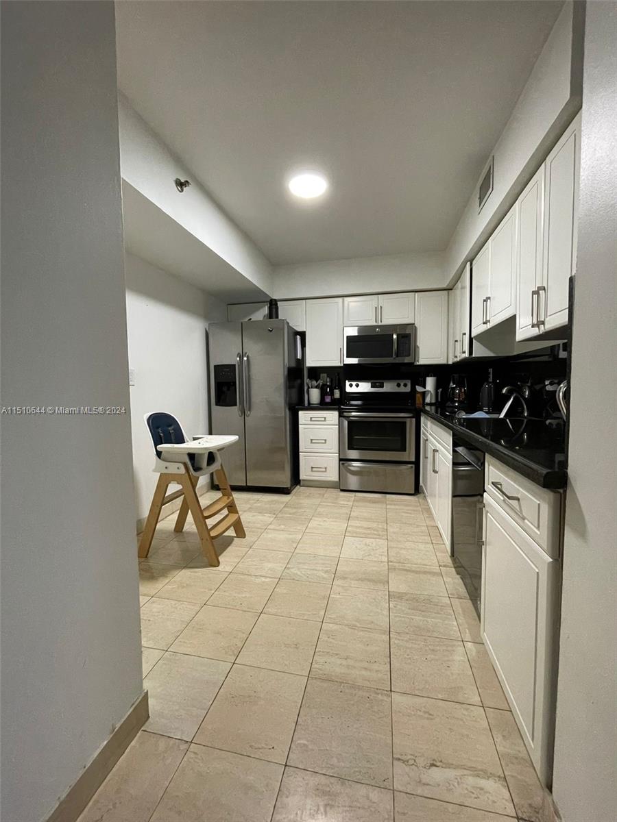 Beautiful unit, large master bedroom with large closet. Update Kitchen with washer and dryer inside the unit. Come with storage room. Nice views of the bay, pool and tennis courts. Plenty of amenities such as Tennis courts, fitness, restaurant, mini market, Sauna, Pickleball, Basketball and marina boardwalk. Close to Aventura Mall and Sunny Isles.