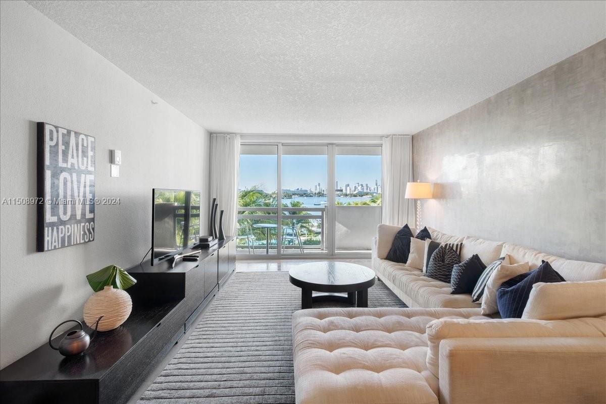 Amazing 2 bed 2 bath unit. Experience stunning bay views and breathtaking sunsets in this prime South Beach location. Enjoy resort-style living at Flamingo South Beach, complete with coveted amenities such as 24-hour security, a cutting-edge gym, pools, dining options, a convenient store, on-site dry cleaners, a dog park, guest valet parking, and resident parking. Centrally situated, the building is within walking distance to Lincoln Road shops, restaurants, and beaches. Perfect condo to live or rent out or both!