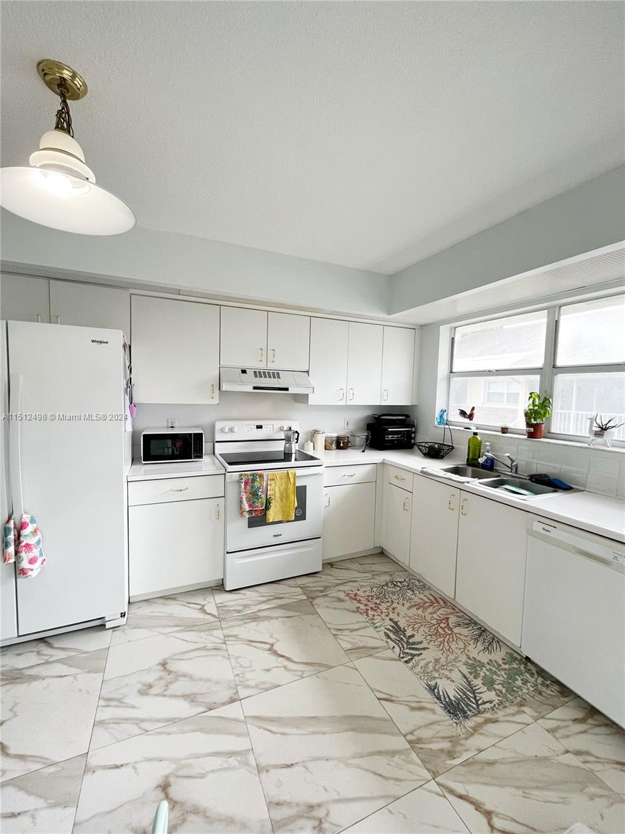 2644 SE 21st Ct 202-D, Homestead, Florida 33035, 3 Bedrooms Bedrooms, ,2 BathroomsBathrooms,Residential,For Sale,2644 SE 21st Ct 202-D,A11512498