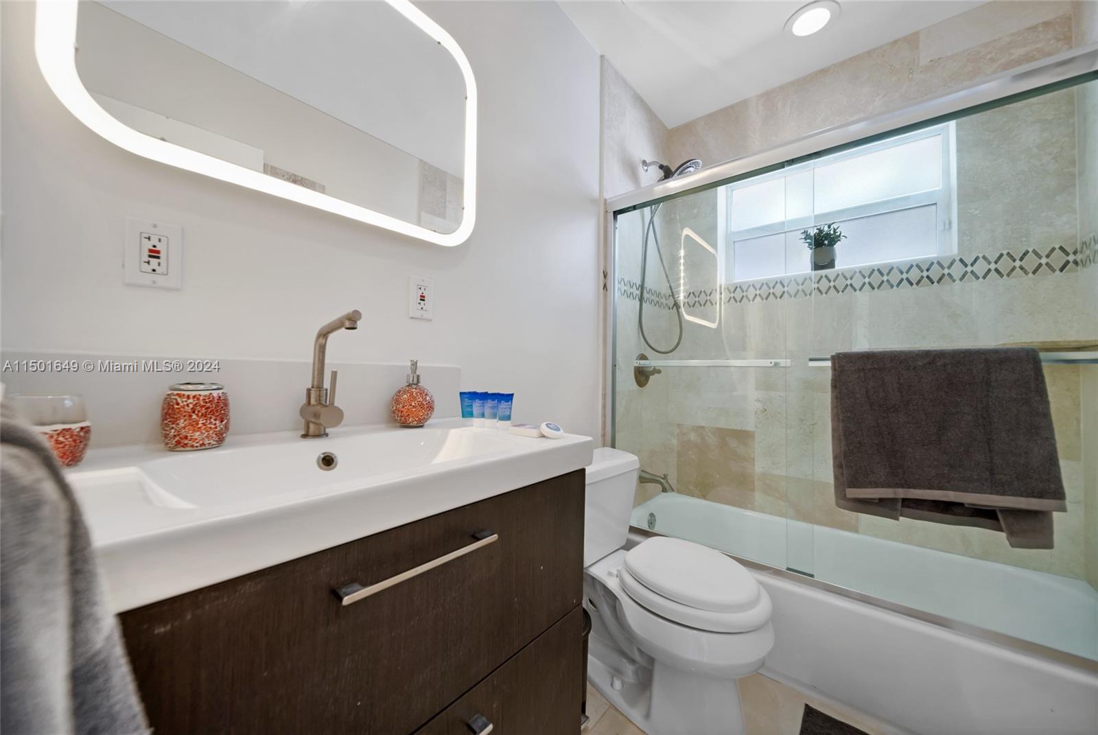 31 SE 12th St, Pompano Beach, Florida 33060, 4 Bedrooms Bedrooms, ,3 BathroomsBathrooms,Residential,For Sale,31 SE 12th St,A11501649