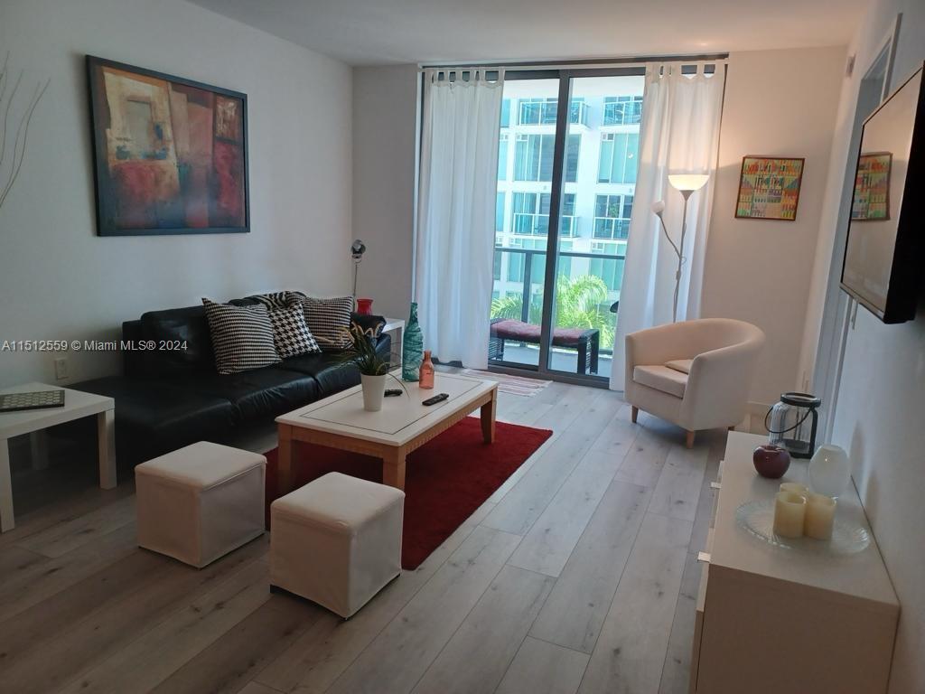 Extraordinary diagonal location with Brickell City Center Shopping Center, Monorail stop, a master bedroom with bathroom plus den with bathroom. Washer/dryer fully furnished. CONTRACT FOR ONE-YEAR PERIODS ..... SHORT TIME CONTRACT MINIMUN FOR ONE MONTH ... Fully equipped kitchen, 24-hour valet parking, rooftop pool plus gin, private event room with TV, bar, billiards, etc. For short-time contract the commission will be prorated. For information via email or text message