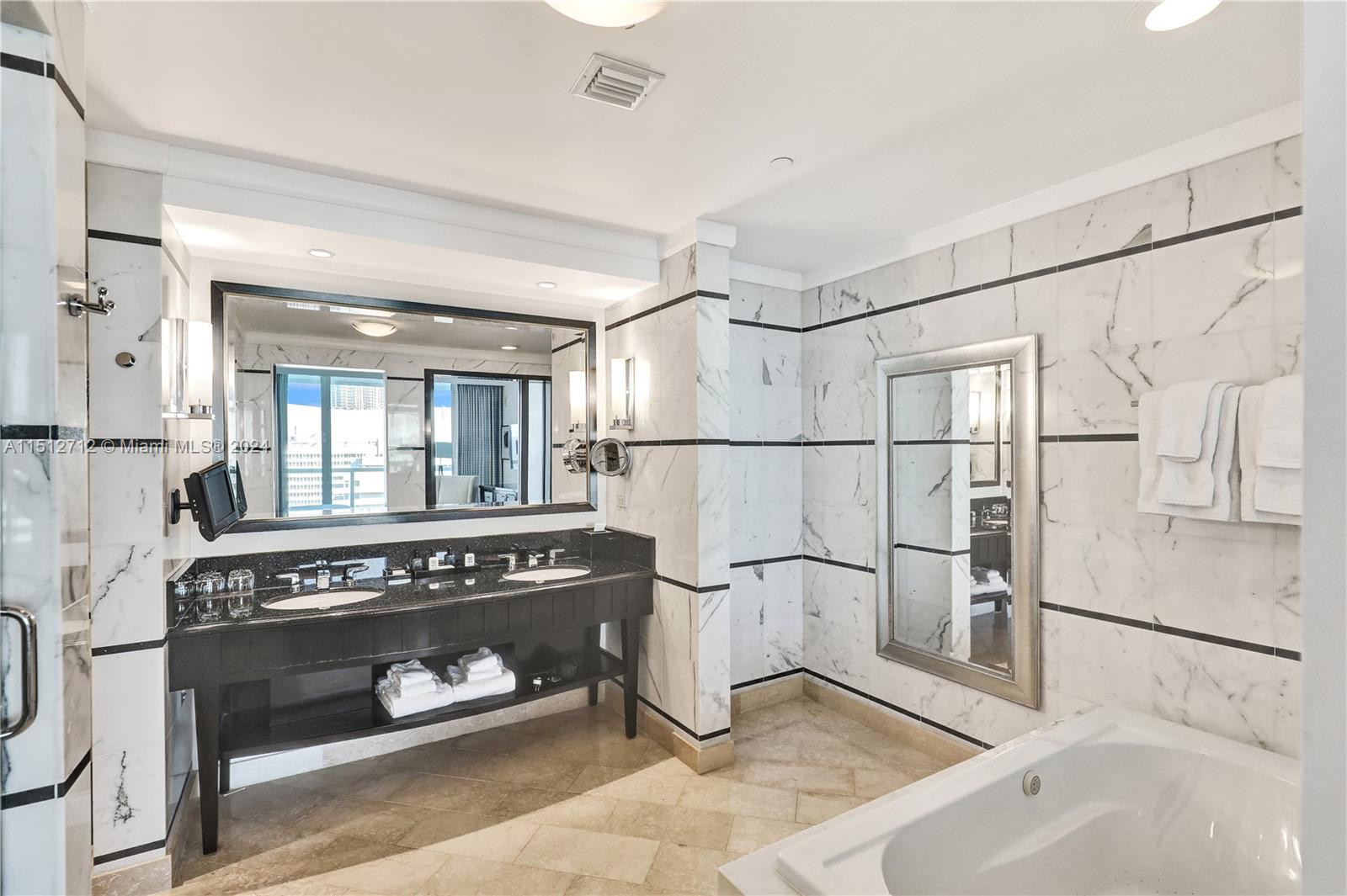 4391 Collins Ave 1607, Miami Beach, Florida 33140, 1 Bedroom Bedrooms, 1 Room Rooms,1 BathroomBathrooms,Residential,For Sale,4391 Collins Ave 1607,A11512712