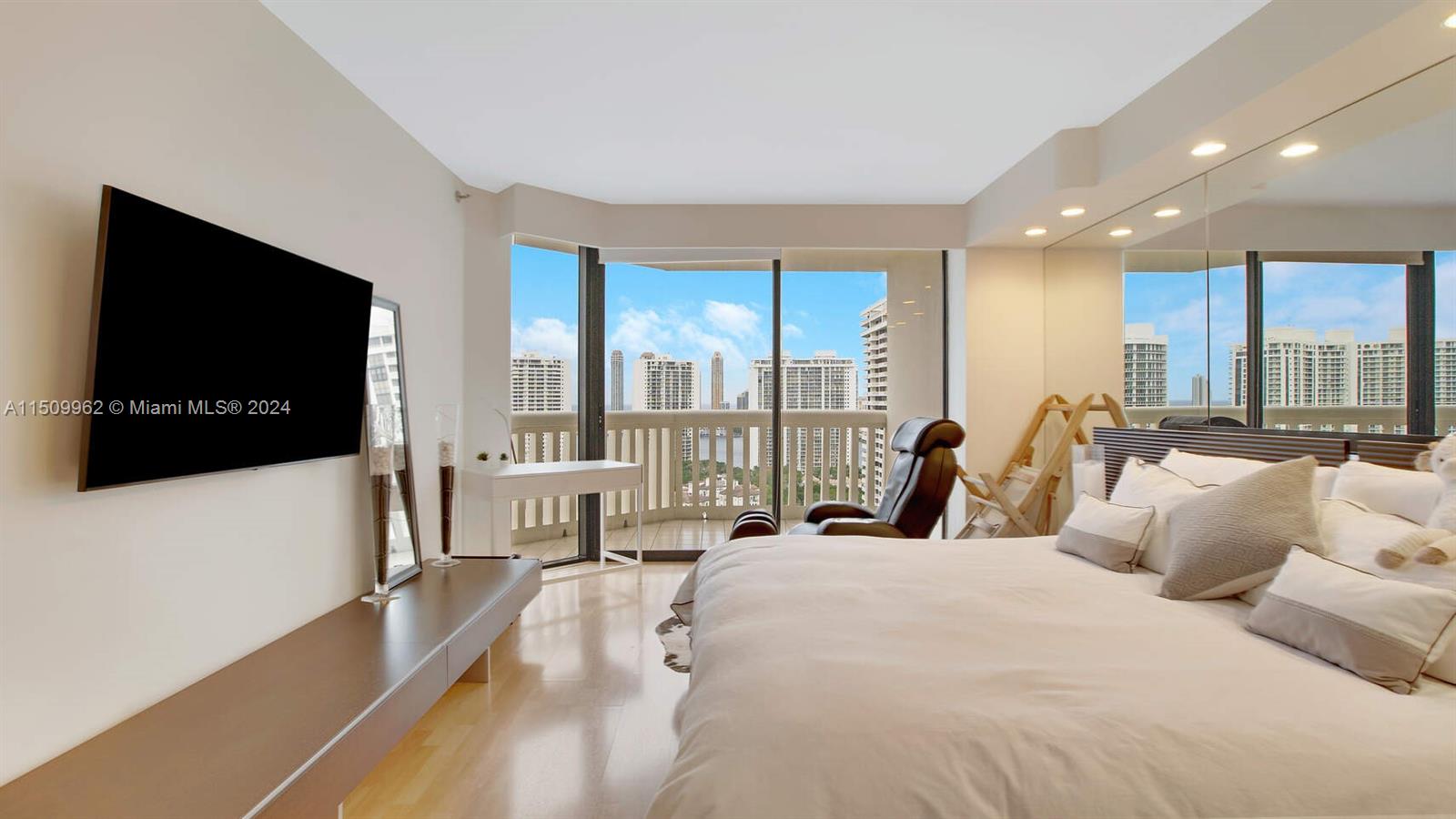 1000 Island Blvd, Aventura, FL, 33160 United States, 3 Bedrooms Bedrooms, ,2 BathroomsBathrooms,Residential,For Sale,Island Blvd,A11509962