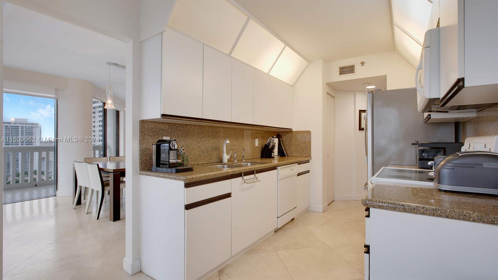 1000 W Island Blvd 2409, Aventura, Florida 33160, 3 Bedrooms Bedrooms, ,2 BathroomsBathrooms,Residential,For Sale,1000 W Island Blvd 2409,A11509962