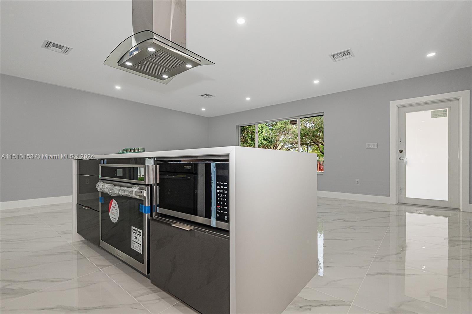 1061 W Country Club Cir, Plantation, Florida 33317, 3 Bedrooms Bedrooms, ,2 BathroomsBathrooms,Residential,For Sale,1061 W Country Club Cir,A11510153