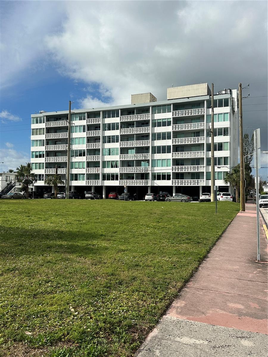 8233 Harding Ave 606, Miami Beach, Florida 33141, 2 Bedrooms Bedrooms, ,1 BathroomBathrooms,Residentiallease,For Rent,8233 Harding Ave 606,A11513611