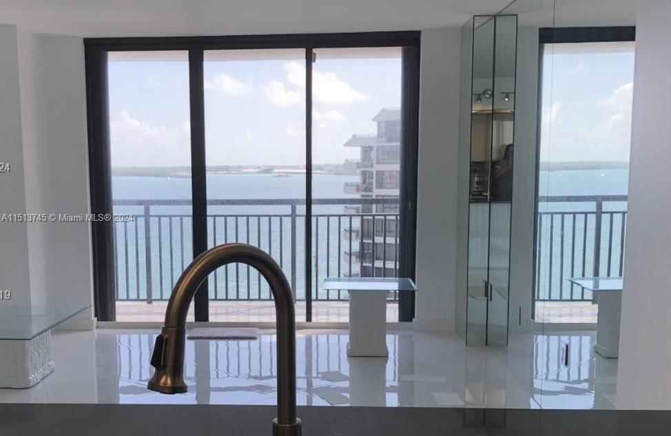 Best view of the bay. Leave in the exclusive Brickell Key super bright!! TOTALLY REMODELED, new appliances, sliding doors to balcony from living and bedroom. Lots of amenities: pool, gym, sauna, racquetball, convenience store, valet, security. Location implacable. One bedroom in Brickell Key. Just move your furniture after closing.