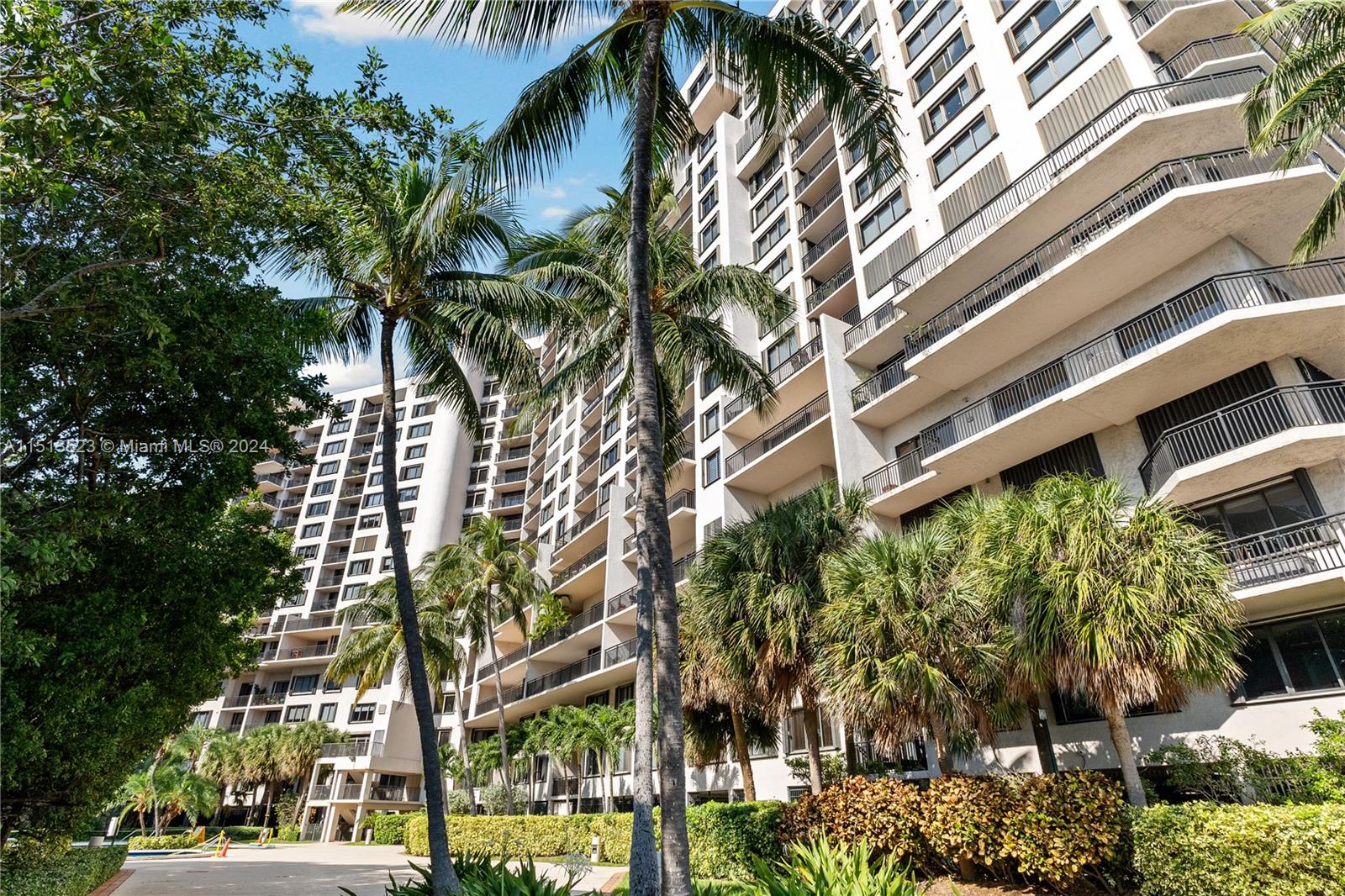 Immaculate 1 bed/1.5 bath with water and city views... Come and enjoy Resort-style living that Brickell Key offers. Great amenities that include: pool, jacuzzi, gym, sauna, tennis, racket ball and more.