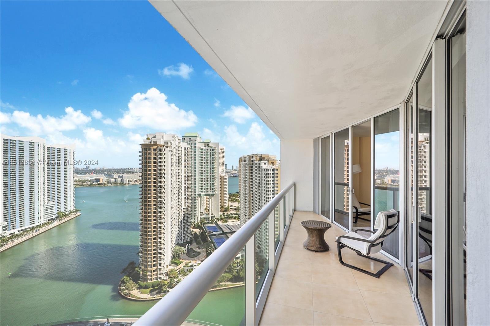This beautiful very well kept one bedroom condo in Icon Brickell can be sold furnished or unfurnished. This an amazing opportunity for someone looking to live in Brickell. This
30th-floor condominium offers great living space and a beautiful balcony overlooking the Biscayne Bay. Enjoy the resort style amenities of Icon Brickell, including a state-of-the-art
fitness center, spa, and resort-style pool deck. Experience the luxurious living in the heart of Brickell
