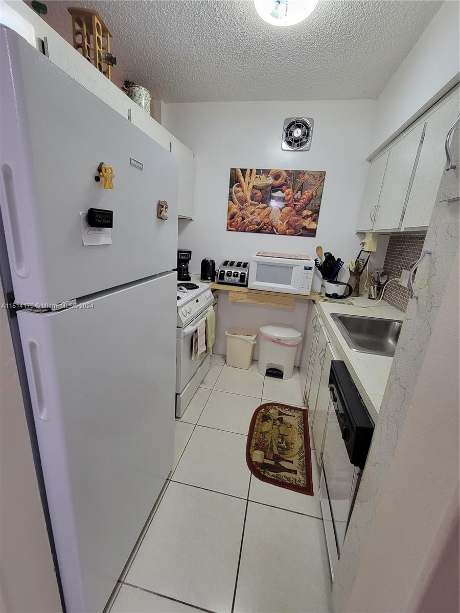 901 SW 11th Ave 3H, Hallandale Beach, Florida 33009, 1 Bedroom Bedrooms, ,1 BathroomBathrooms,Residential,For Sale,901 SW 11th Ave 3H,A11514170