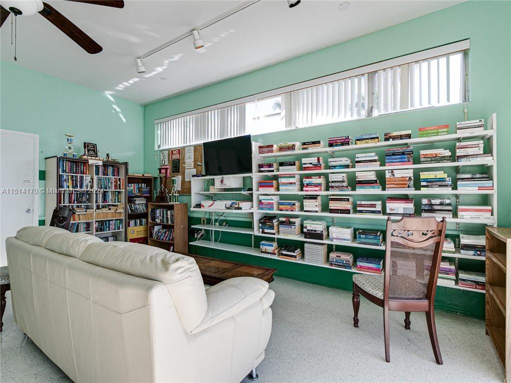 901 SW 11th Ave 3H, Hallandale Beach, Florida 33009, 1 Bedroom Bedrooms, ,1 BathroomBathrooms,Residential,For Sale,901 SW 11th Ave 3H,A11514170