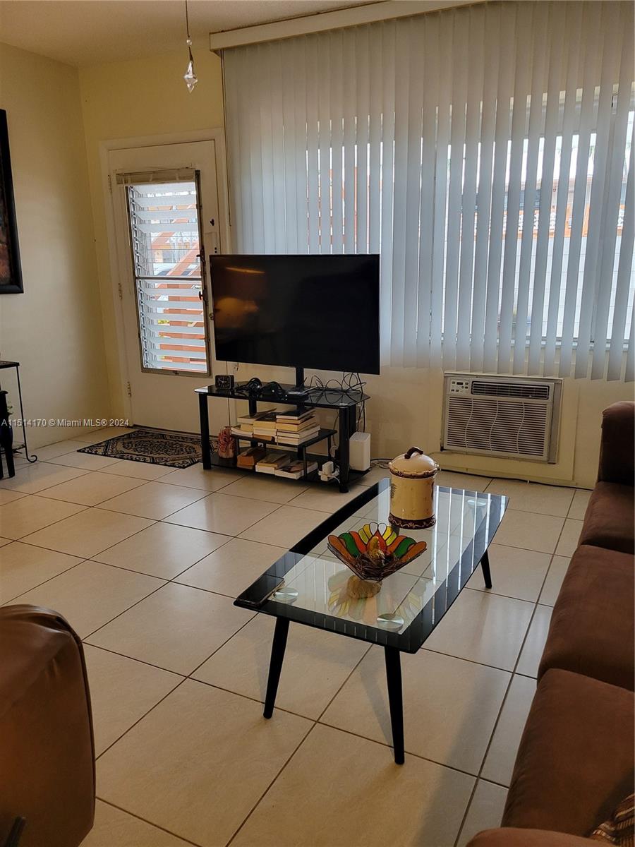 901 SW 11th Ave 3H, Hallandale Beach, Florida 33009, 1 Bedroom Bedrooms, ,1 BathroomBathrooms,Residential,For Sale,901 SW 11th Ave 3H,A11514170