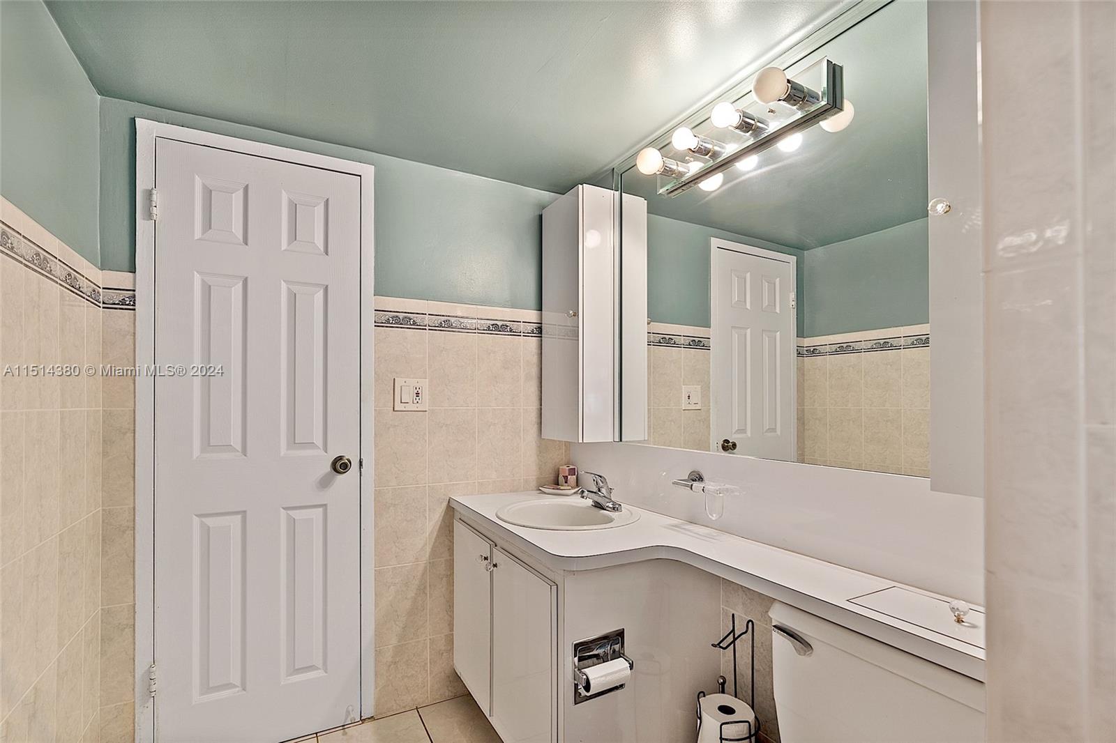 3180 S Ocean Dr 402, Hallandale Beach, Florida 33009, 1 Bedroom Bedrooms, ,1 BathroomBathrooms,Residentiallease,For Rent,3180 S Ocean Dr 402,A11514380