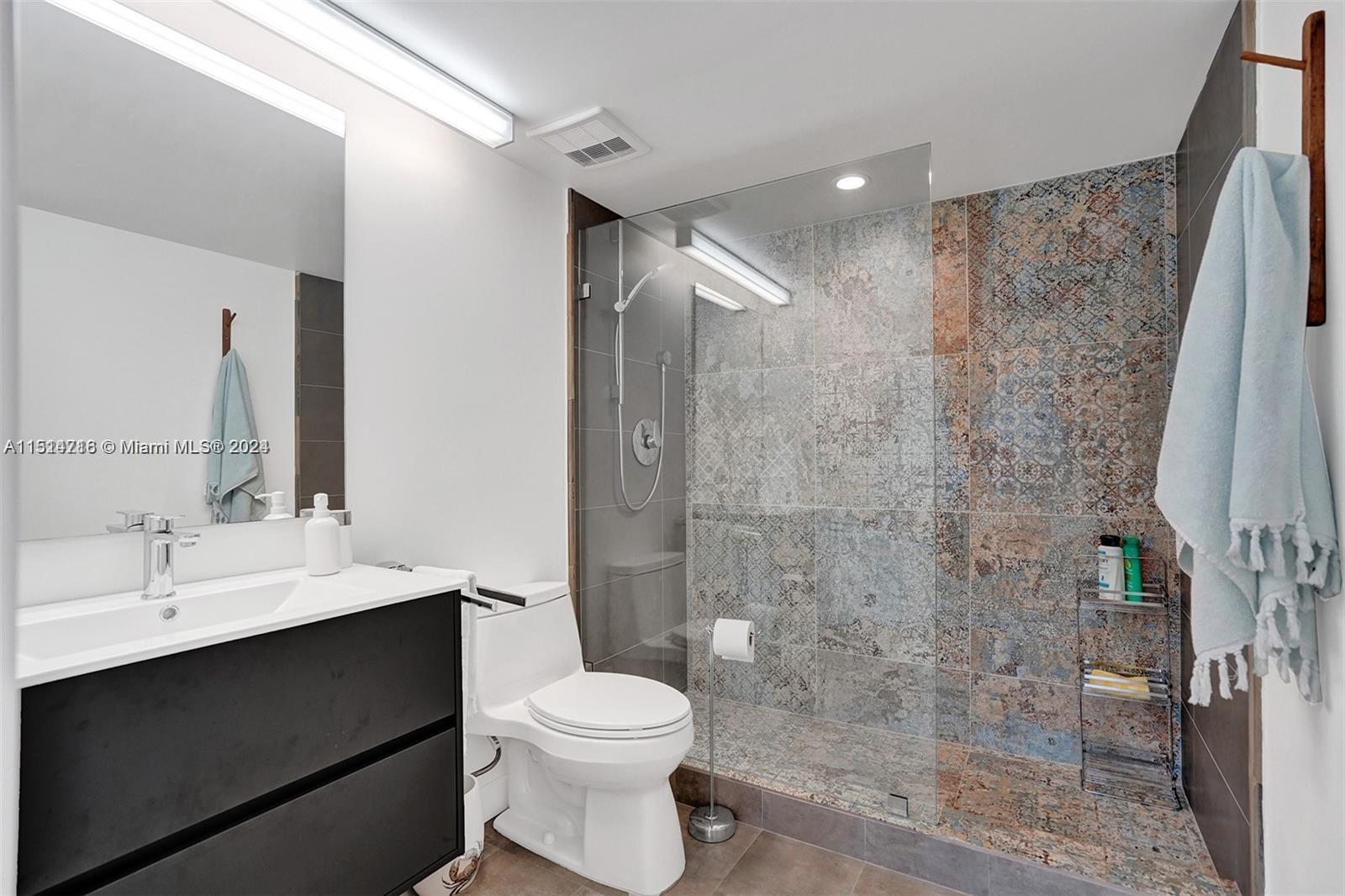 2407 NE 9th St 104, Hallandale Beach, Florida 33009, 2 Bedrooms Bedrooms, ,2 BathroomsBathrooms,Residential,For Sale,2407 NE 9th St 104,A11514716