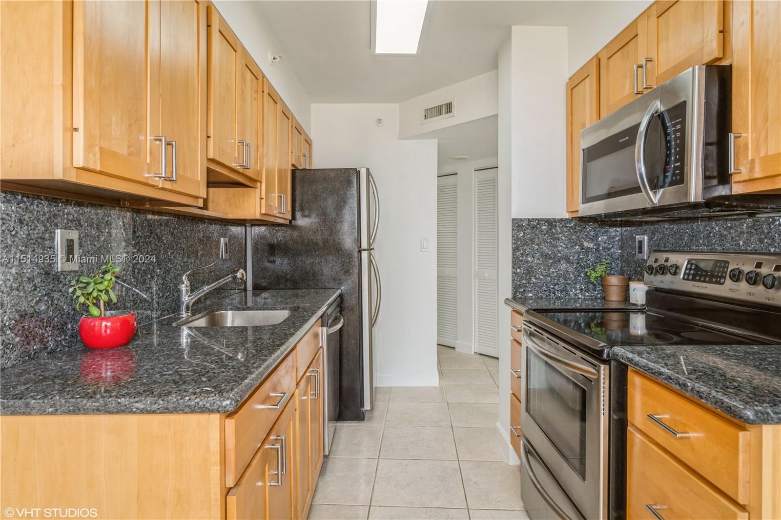 1688 West Ave 703, Miami Beach, Florida 33139, 2 Bedrooms Bedrooms, ,2 BathroomsBathrooms,Residentiallease,For Rent,1688 West Ave 703,A11514935