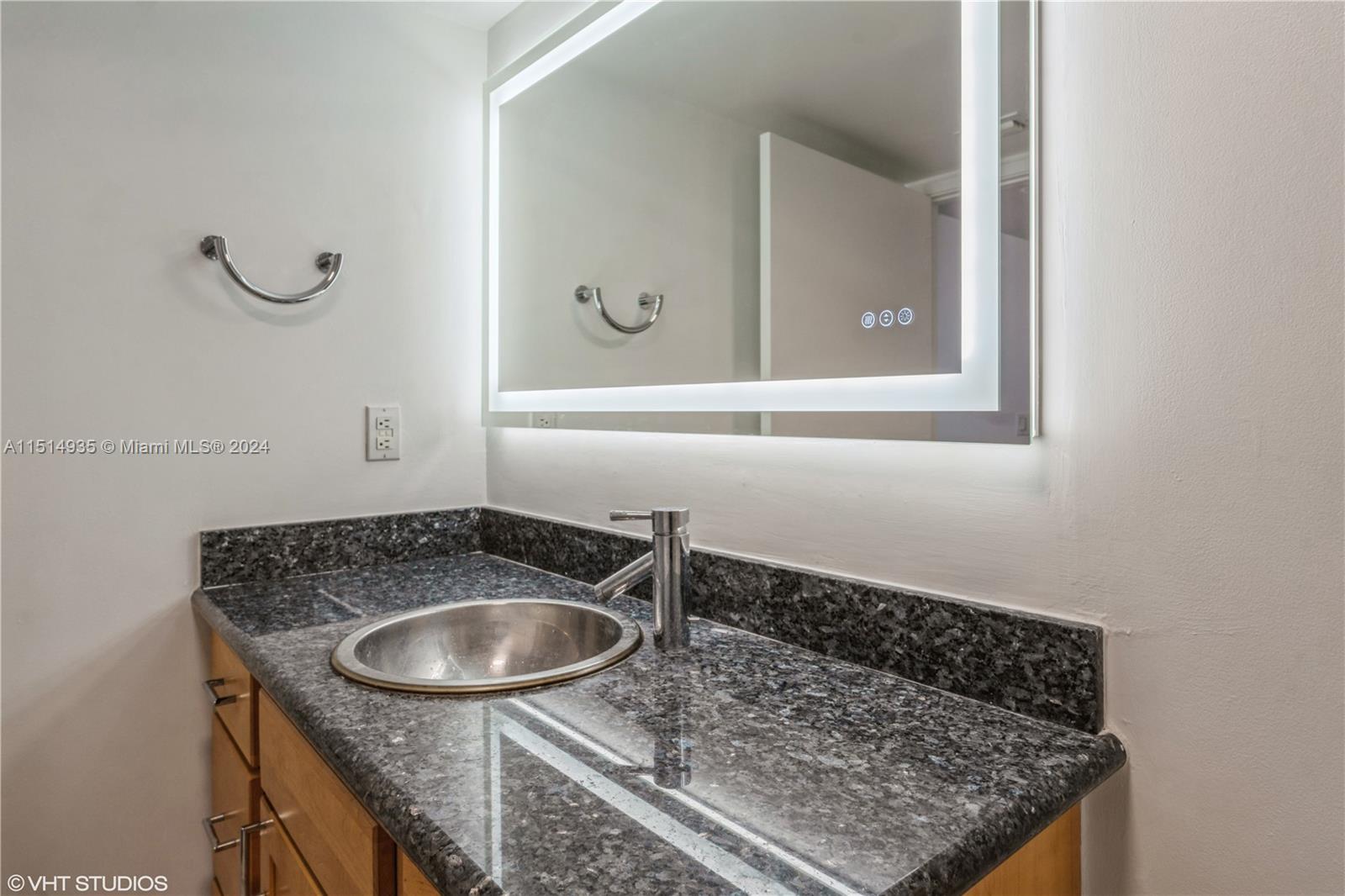 1688 West Ave 703, Miami Beach, Florida 33139, 2 Bedrooms Bedrooms, ,2 BathroomsBathrooms,Residentiallease,For Rent,1688 West Ave 703,A11514935