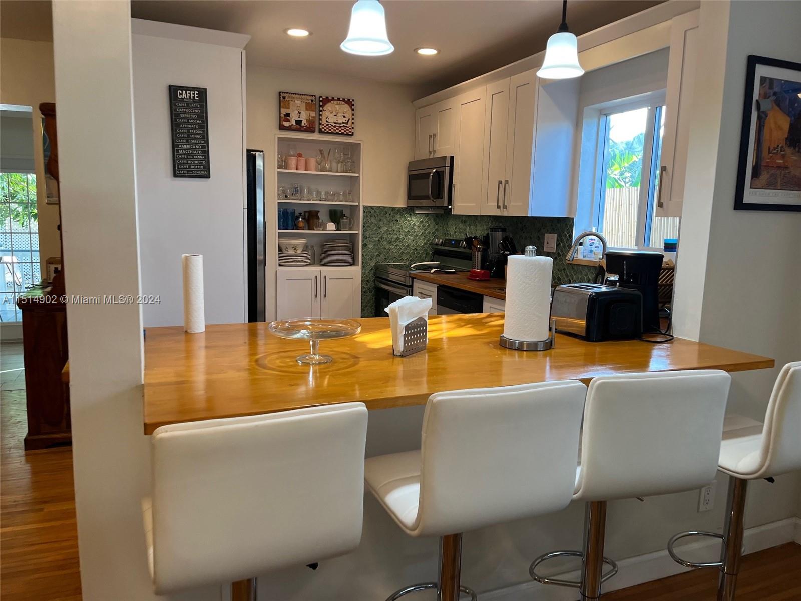 113 SW 2nd St, Hallandale Beach, Florida 33009, 5 Bedrooms Bedrooms, ,2 BathroomsBathrooms,Residentiallease,For Rent,113 SW 2nd St,A11514902