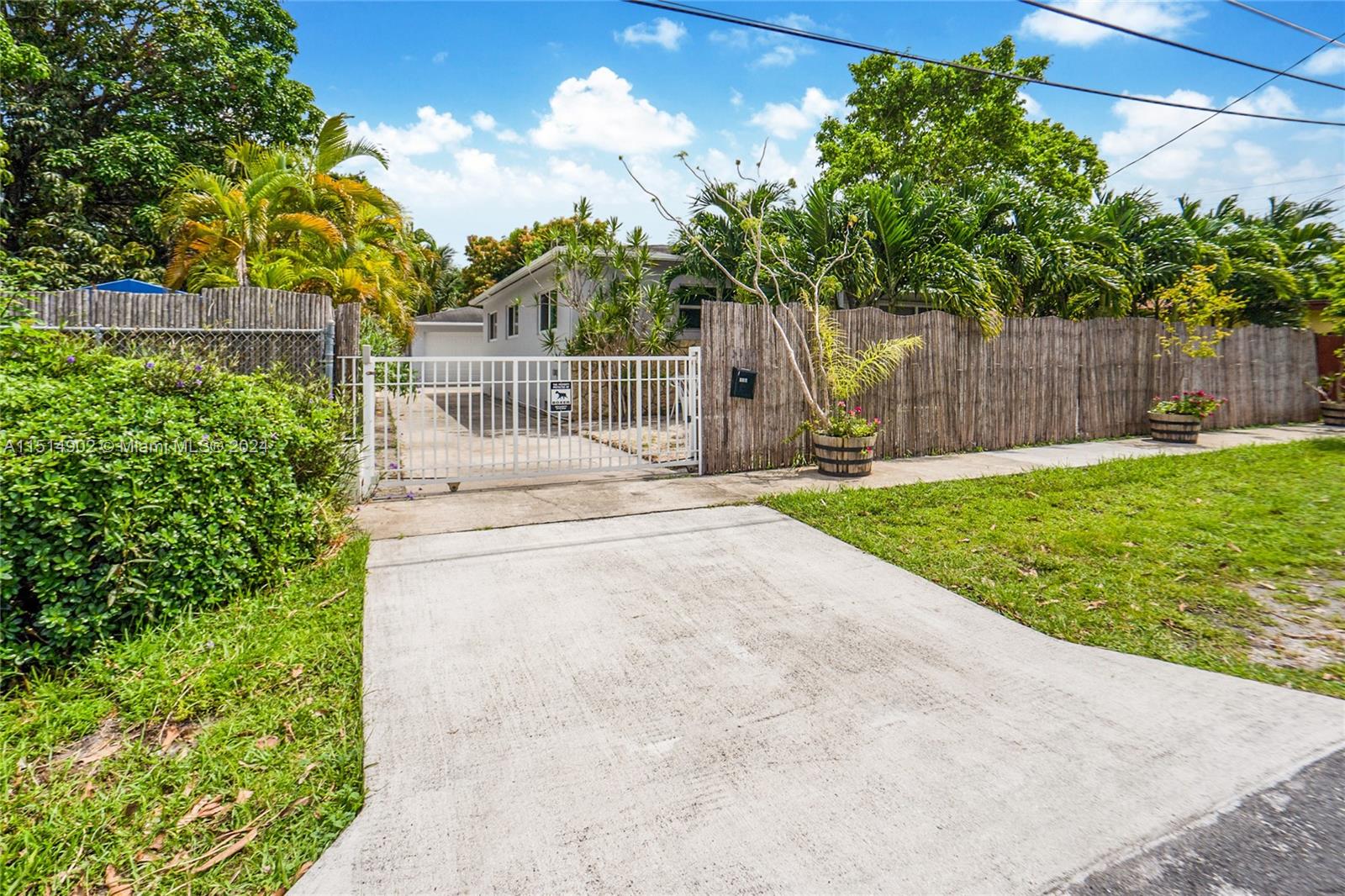 113 SW 2nd St, Hallandale Beach, Florida 33009, 5 Bedrooms Bedrooms, ,2 BathroomsBathrooms,Residentiallease,For Rent,113 SW 2nd St,A11514902