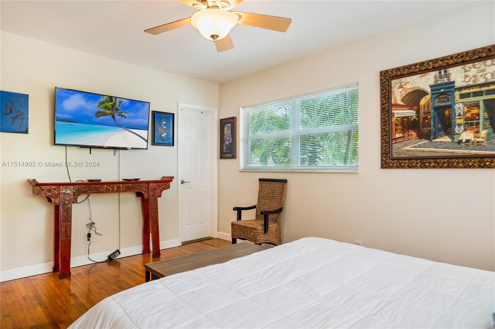 Separate bedroom at rear entrance by the outdoor covered porch. 2 queen size beds now.