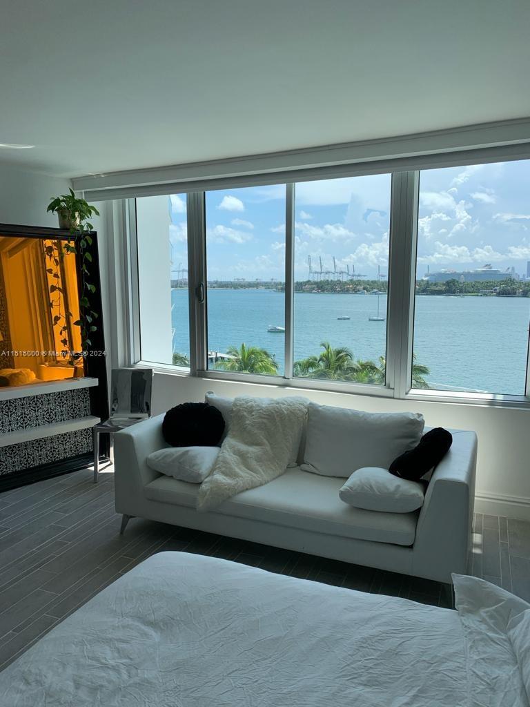 Stunning bay view at one of the top location in SoBe: The Mondrian. Recently renovated studio in the heart of South Beach, close to restaurants and other attractions!
