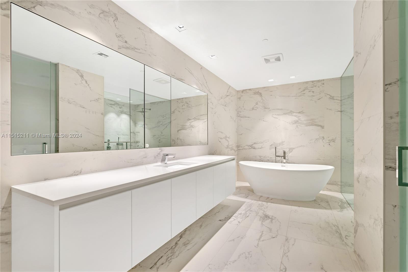 1000 Biscayne Blvd 1202, Miami, FL 33132, 5 Bedrooms Bedrooms, ,6 BathroomsBathrooms,Residential,For Sale,Biscayne Blvd,A11515211