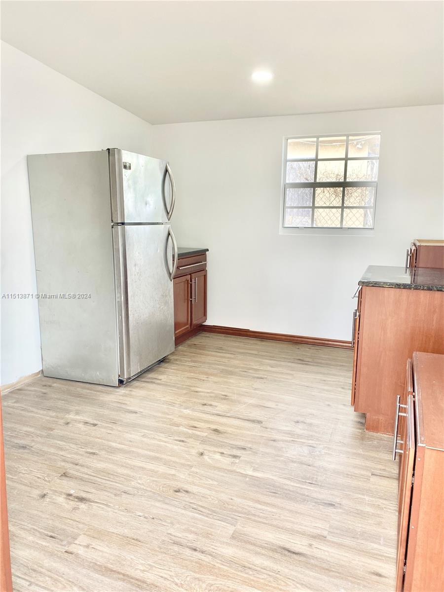 Large Kitchenette w/eating area