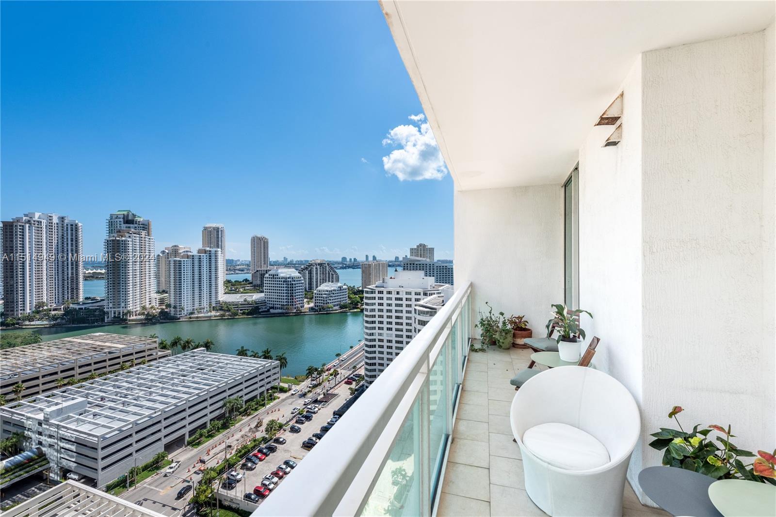 BEAUTIFUL 2 BED 2 BATH IN THE HEART OF BRICKELL. STAINLESS STEEL APPLIANCES, BIGLIVING ROOM AREA , BEDROOMS WITH WALK-IN CLOSETS & FULL BATHROOMS WITHDOUBLE SINKS. GREAT VIEW OF BRICKELL KEY AND BAY.EXCELLENT CONDITION, LIKENEW! LOTS OF LIGHT. BUILDING FU LL OF AMENITIES FEATURING 2 RESTAURANTS AND AHAIR SALON AT THE PLAZA LEVEL. ONE BLOCK AWAY FROM MARY BRICKELL VILLAGE.