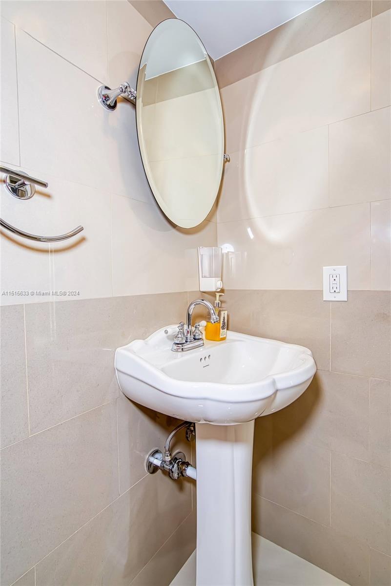 200 178th Dr, Sunny Isles Beach, FL, 33160 United States, 1 Bedroom Bedrooms, ,1 BathroomBathrooms,Residential,For Sale,178th Dr,A11515633