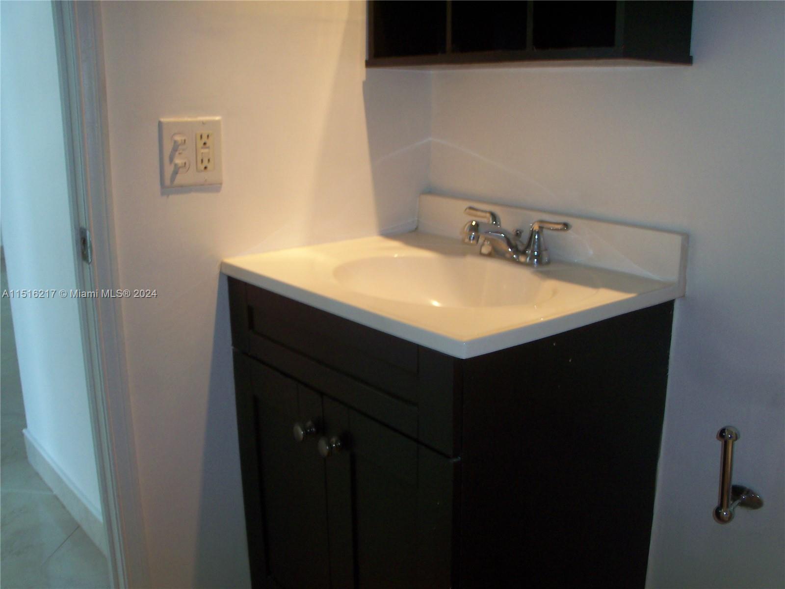 Fort Lauderdale, FL, 33304 United States, 1 Bedroom Bedrooms, ,1 BathroomBathrooms,Residential,For Sale,A11516217